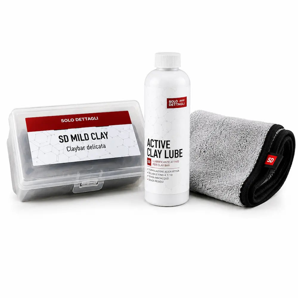 Kit con il necessario per rimuovere le contaminazioni sull'auto e rendere liscia la carrozzeria con la clay bar