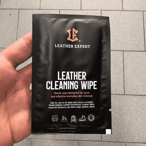 salviette per pulire la pelle dell'auto