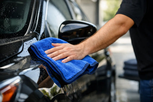 Come asciugare l’auto in microfibra senza aloni