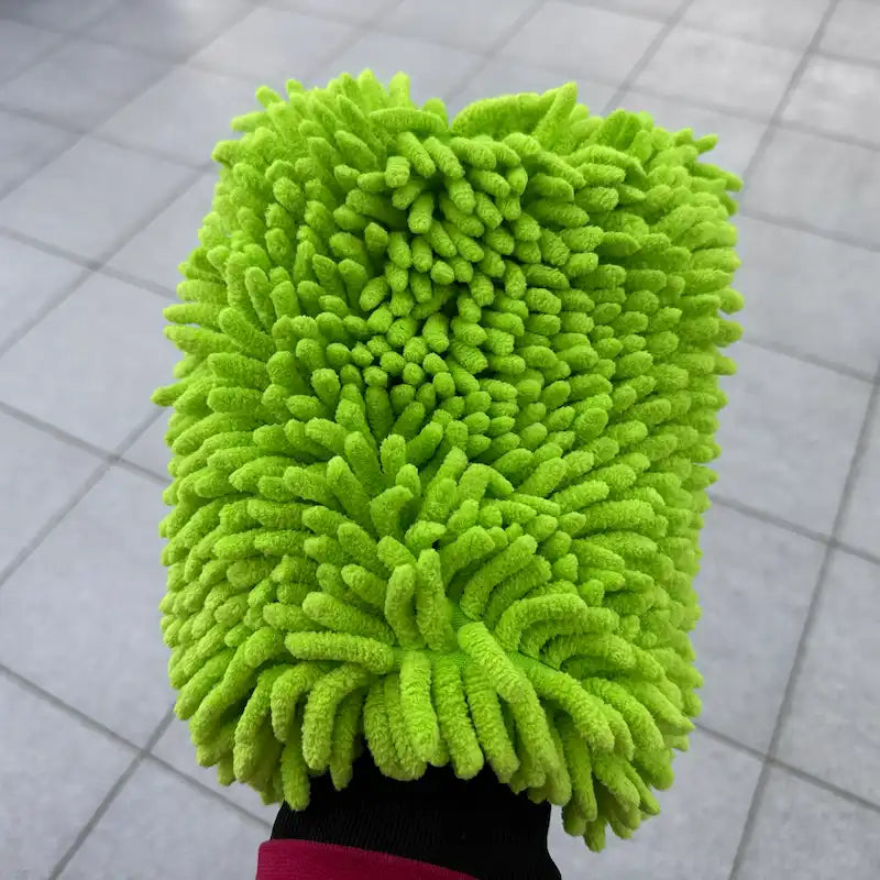 Guanto da lavaggio chenille in mano