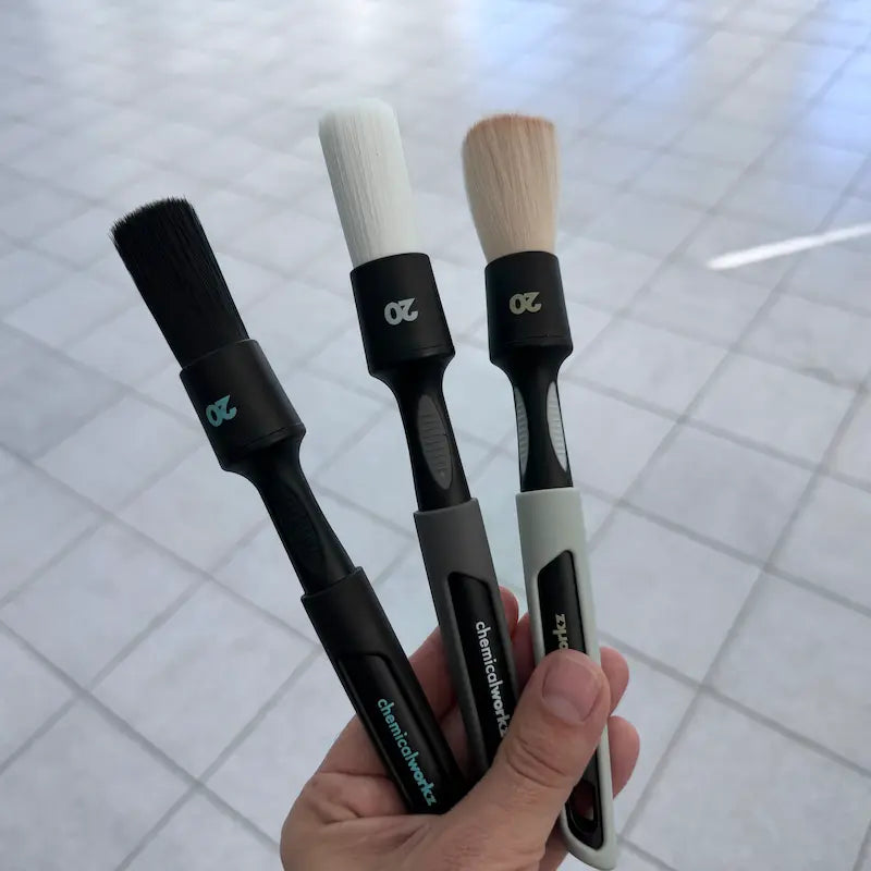 set pennelli chemicalworkz in mano